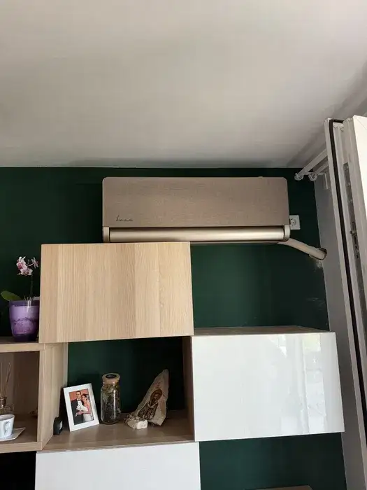 Unitatea interioară bej, montată sub tavan deasupra mobilierului, traseu scurt spre fereastră