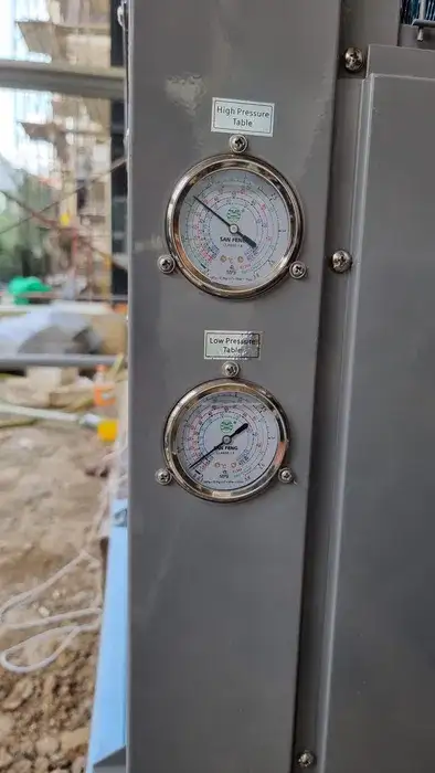 Manometrele de înaltă și joasă presiune de pe pompă, citite la punerea în funcțiune